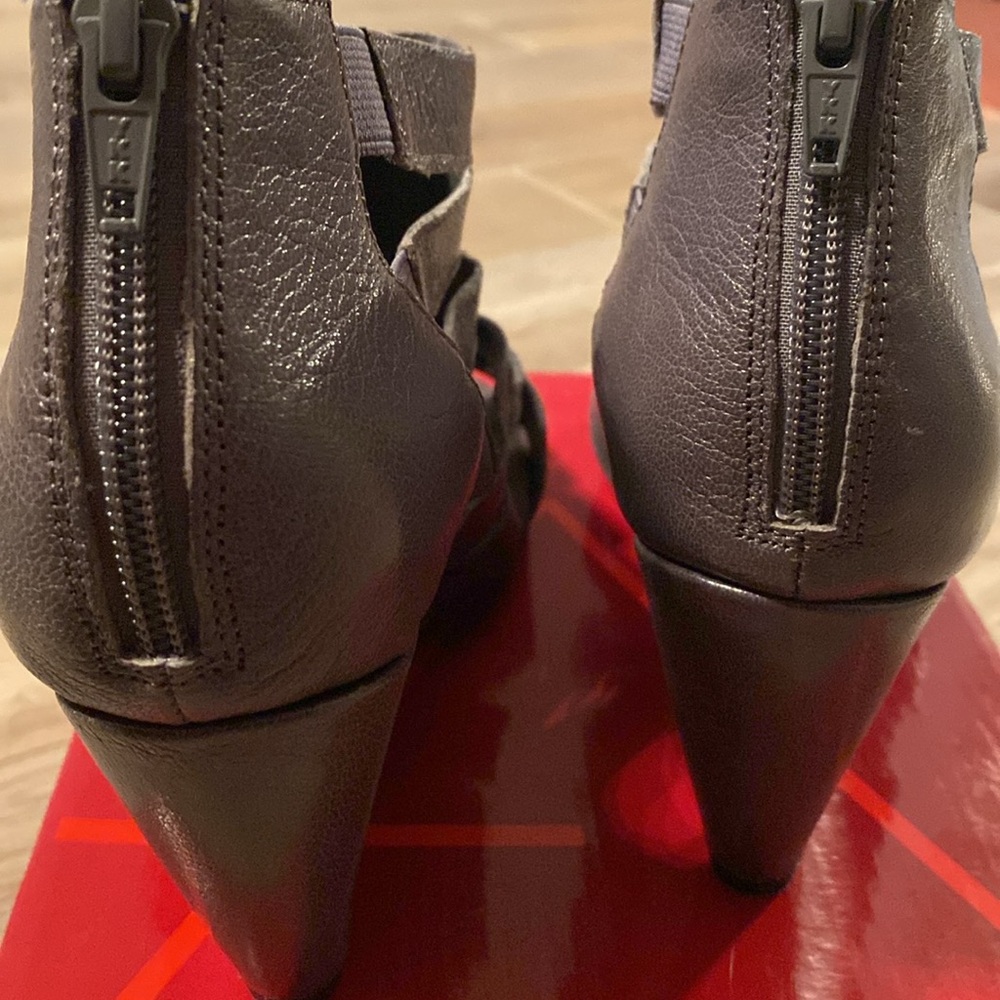 Like new Aerosoles gray leather wedge - Picture 3 of 5